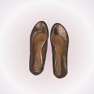 Metallic gold flats with cut out design | Sz 7.5